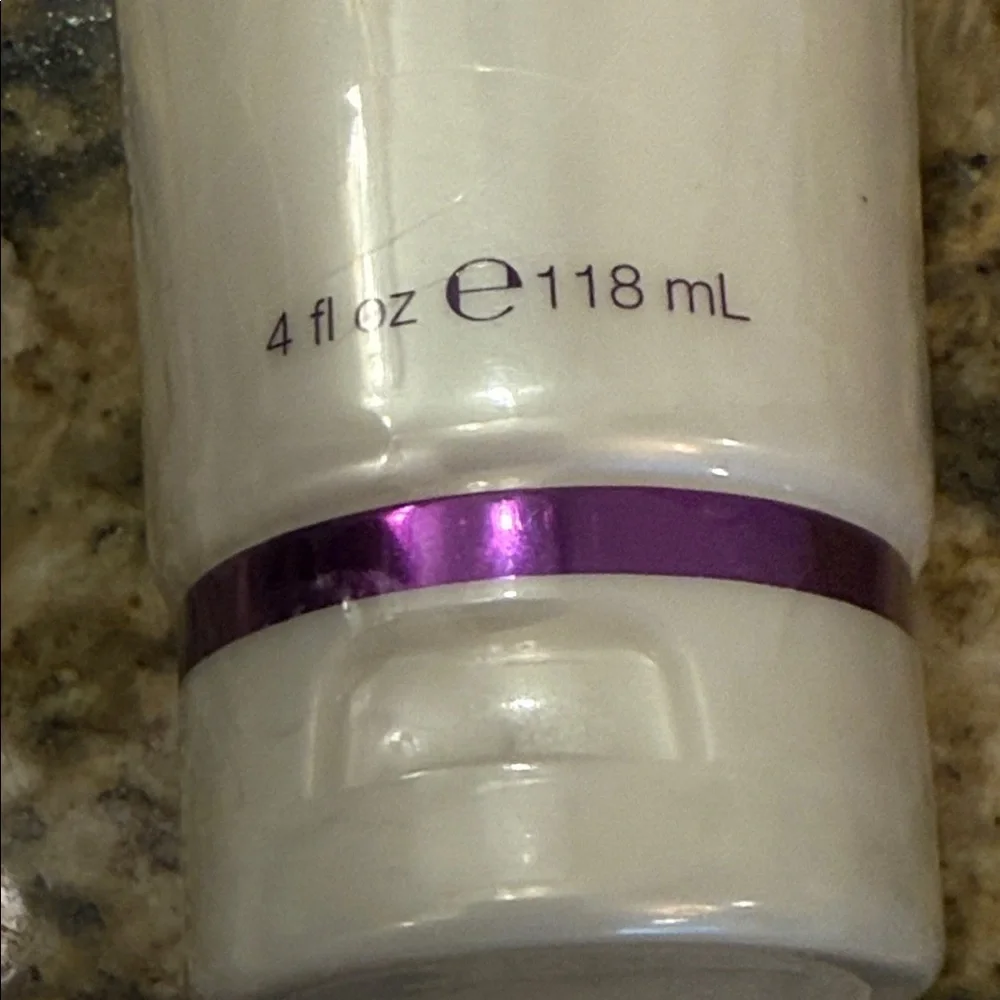 Image Iluma Brightening Exfoliating Cleanser 4 oz - Picture 3 of 4